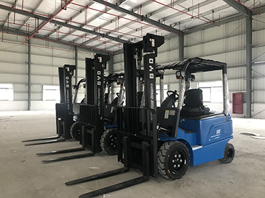 感謝蔡總的大力支持，再次購買3+1臺比亞迪叉車，祝：生意興?。? /></em><b>感謝蔡總的大力支持，再次購買3+1臺比亞迪叉車，祝：生意興隆！</b></a></li>

<div   class=