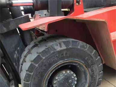 前進實心輪胎825-15，6條實心輪胎已全部安裝到叉車上